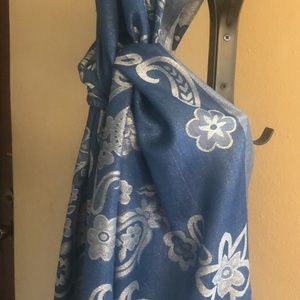 BLUE FLORAL THREAD SCARF